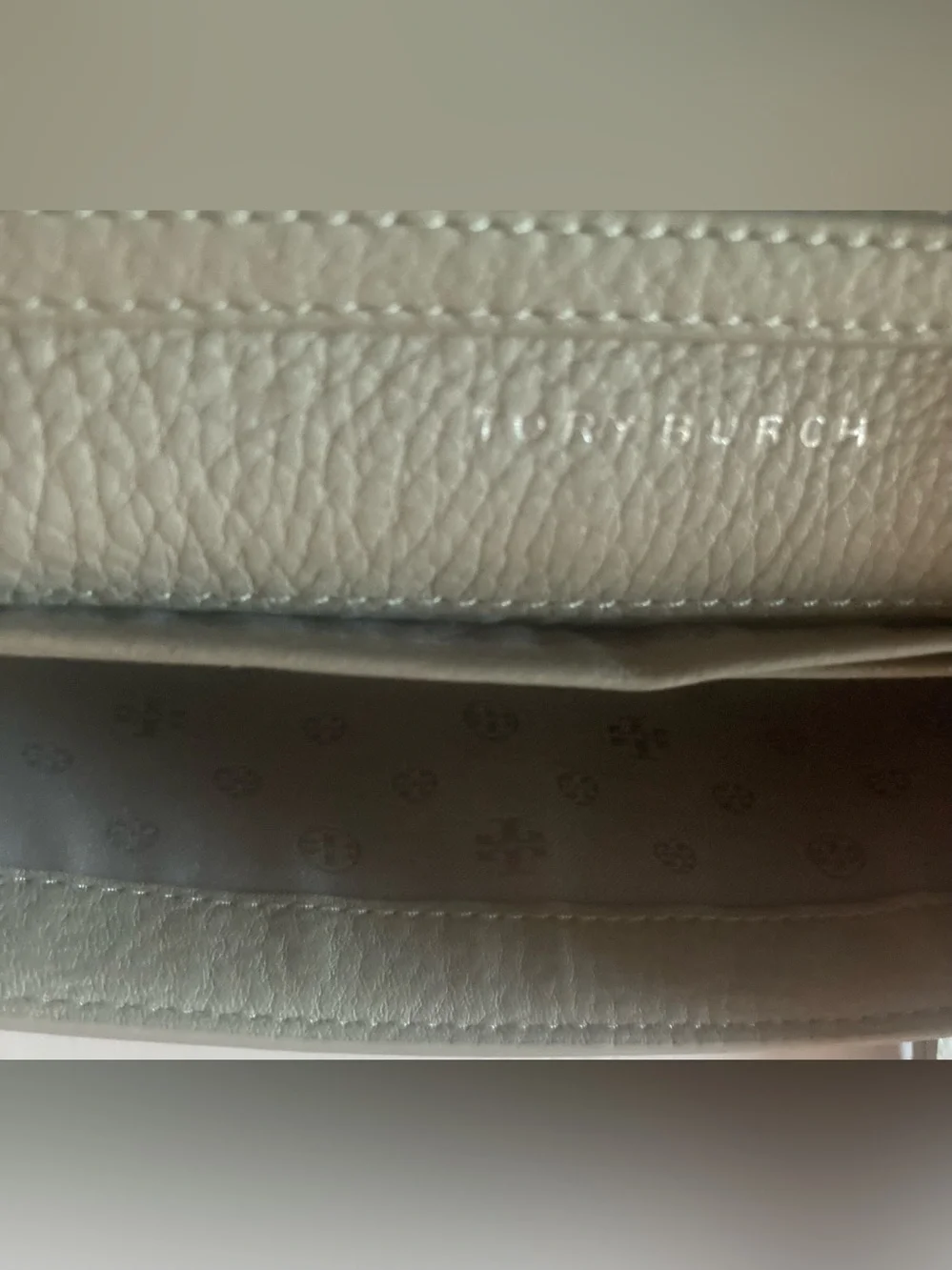 Tory Burch Pebbled Crossbody Wallet in Gray with beautiful silver logo